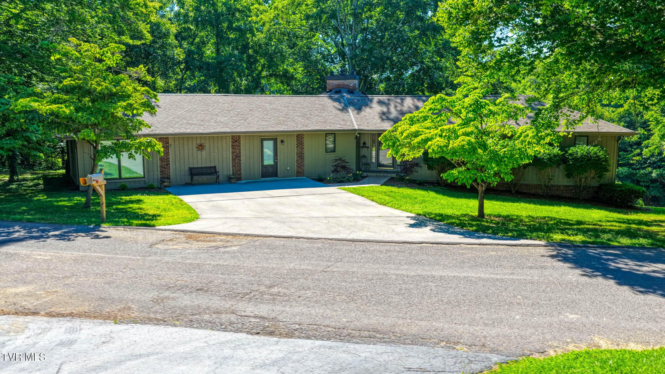 Photo of 5 bed, 4 bath, 3,753 sq ft single family residence at 707 West Hlls Drive
