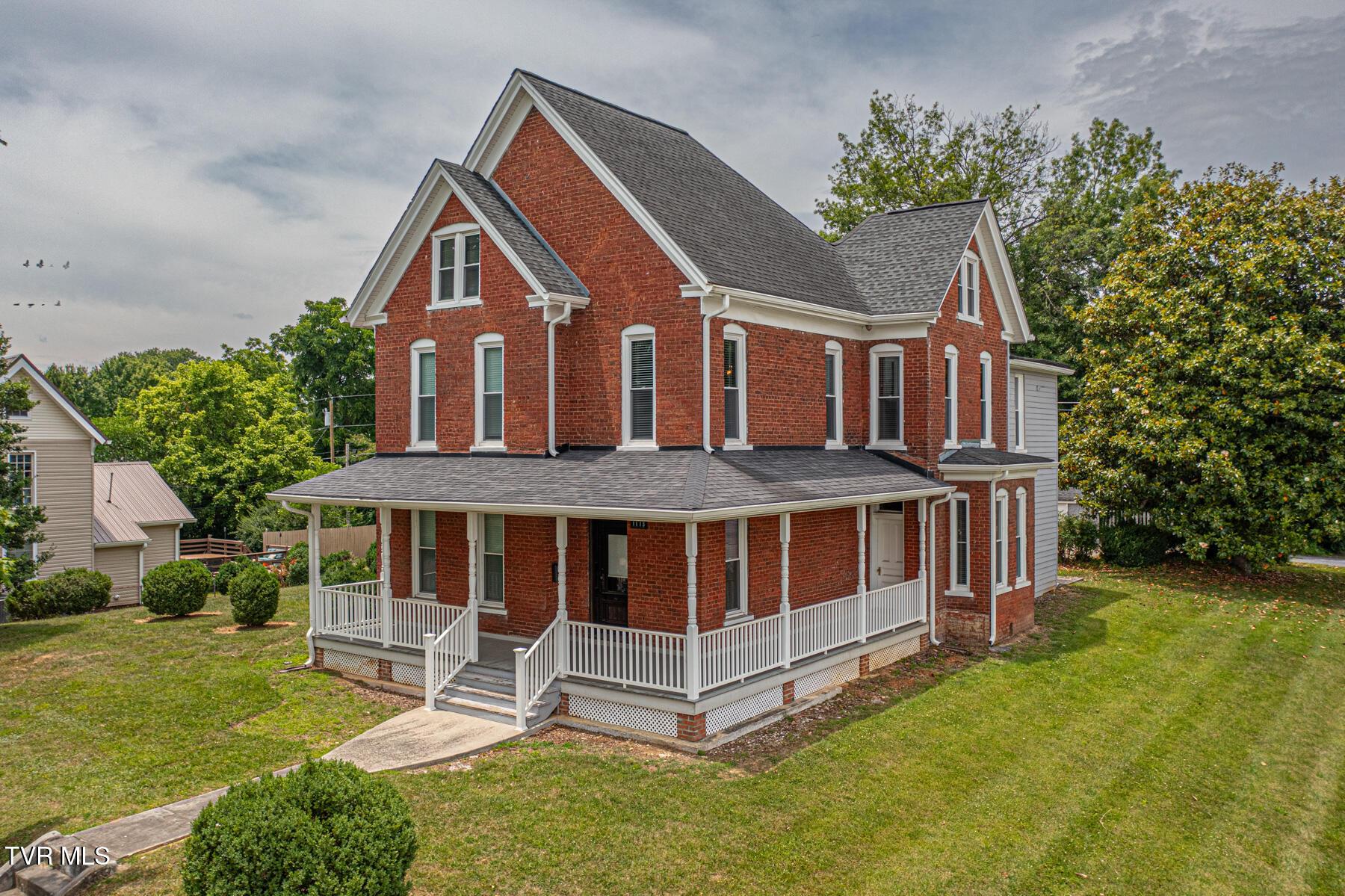 Photo of 3 bed, 3 bath, 3,314 sq ft single family residence at 1115 East Unaka Avenue