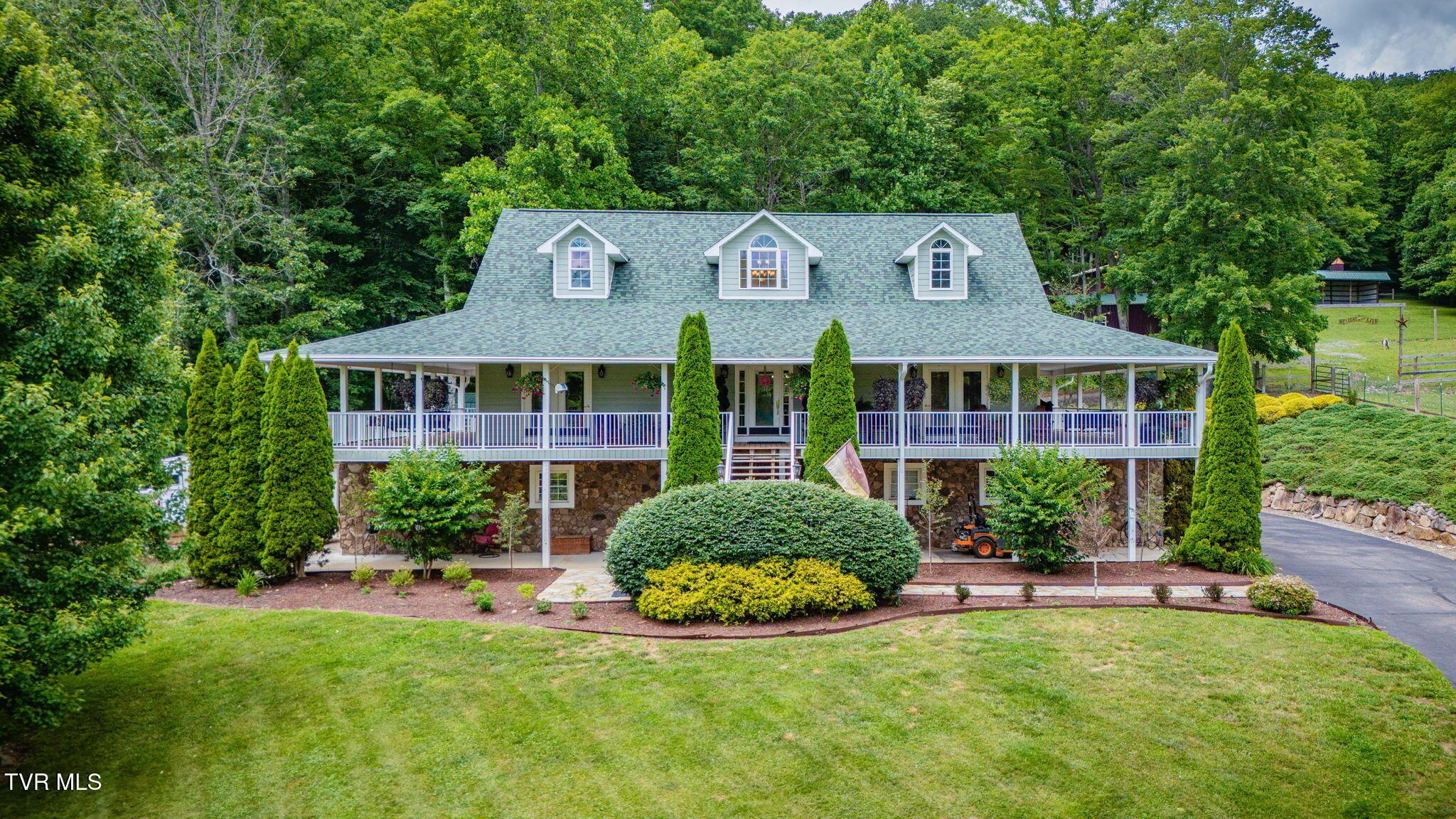 Photo of 7 bed, 3 bath, 5,070 sq ft single family residence at 1008 Holly Meadow Road