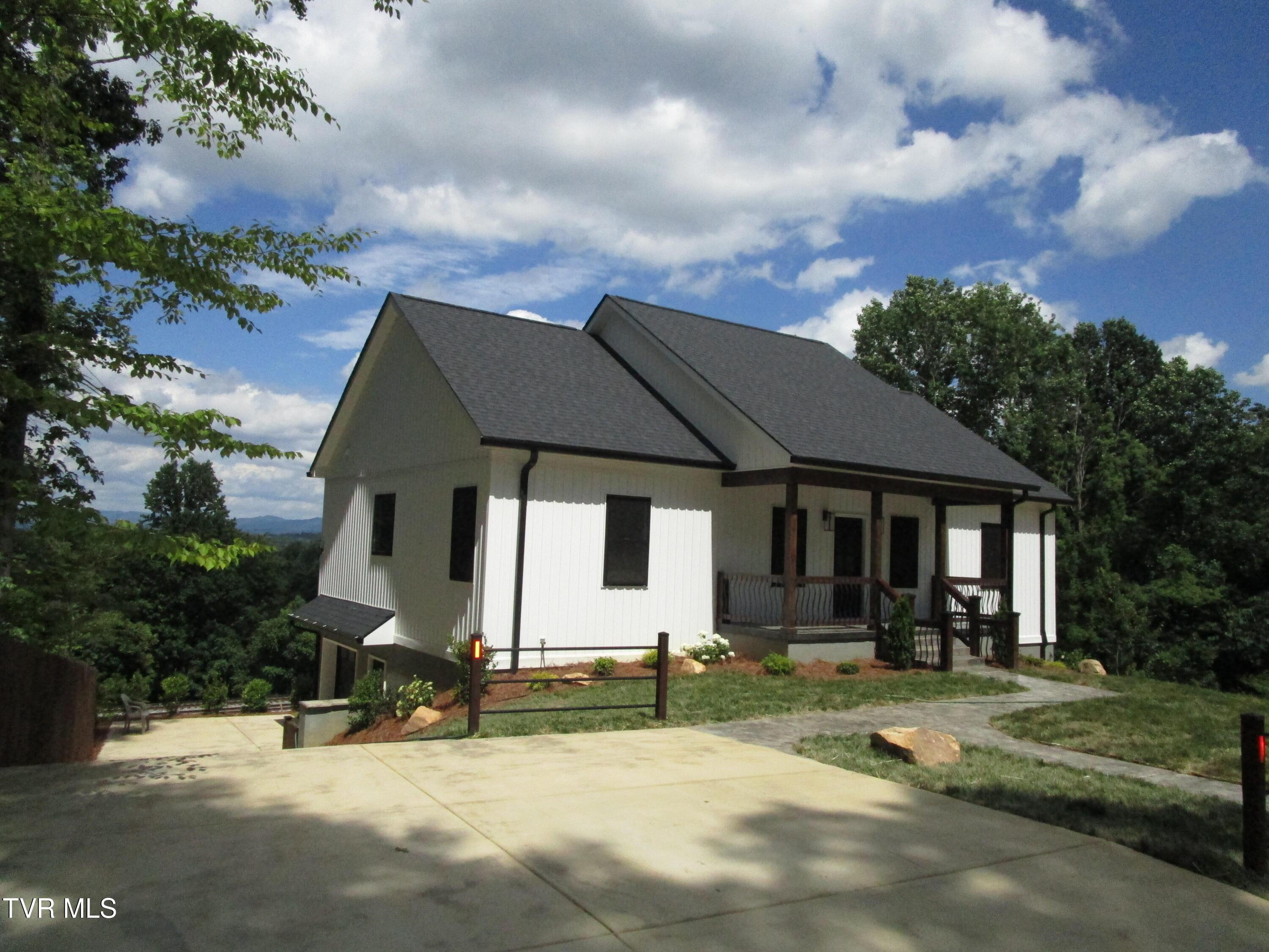 Photo of 3 bed, 2 bath, 1,500 sq ft single family residence at 122 Five Oaks Drive