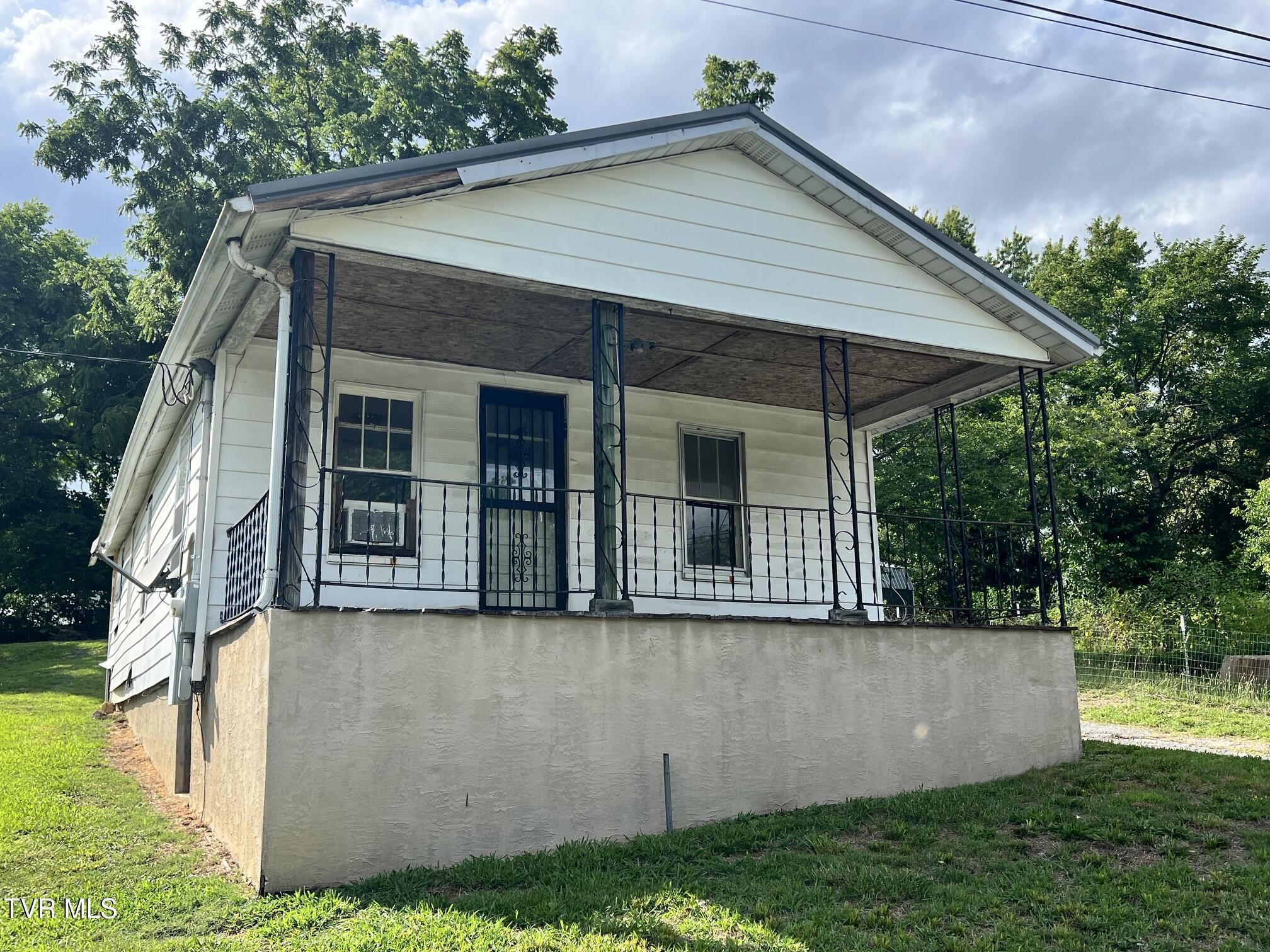 Photo of 2 bed, 1 bath, 800 sq ft single family residence at 113 Sycamore Street