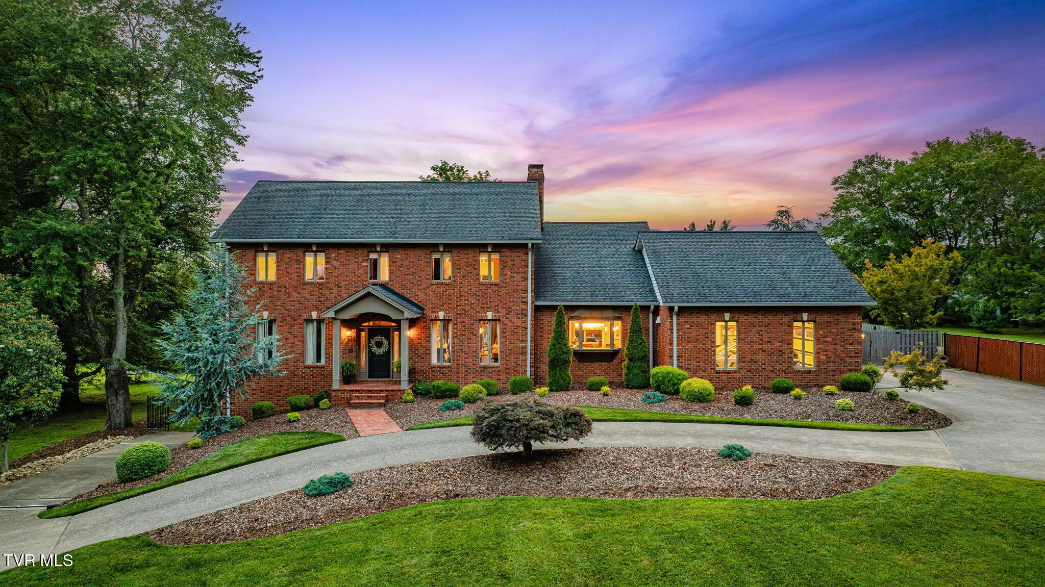 Photo of 5 bed, 6 bath, 5,568 sq ft single family residence at 704 Chippendale Road