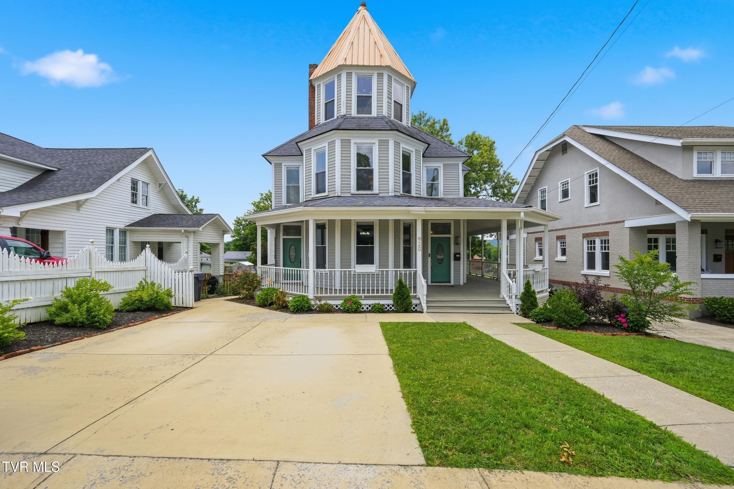 Photo of 4 bed, 3 bath, 2,711 sq ft residential lease at 920 Pennsylvania Avenue