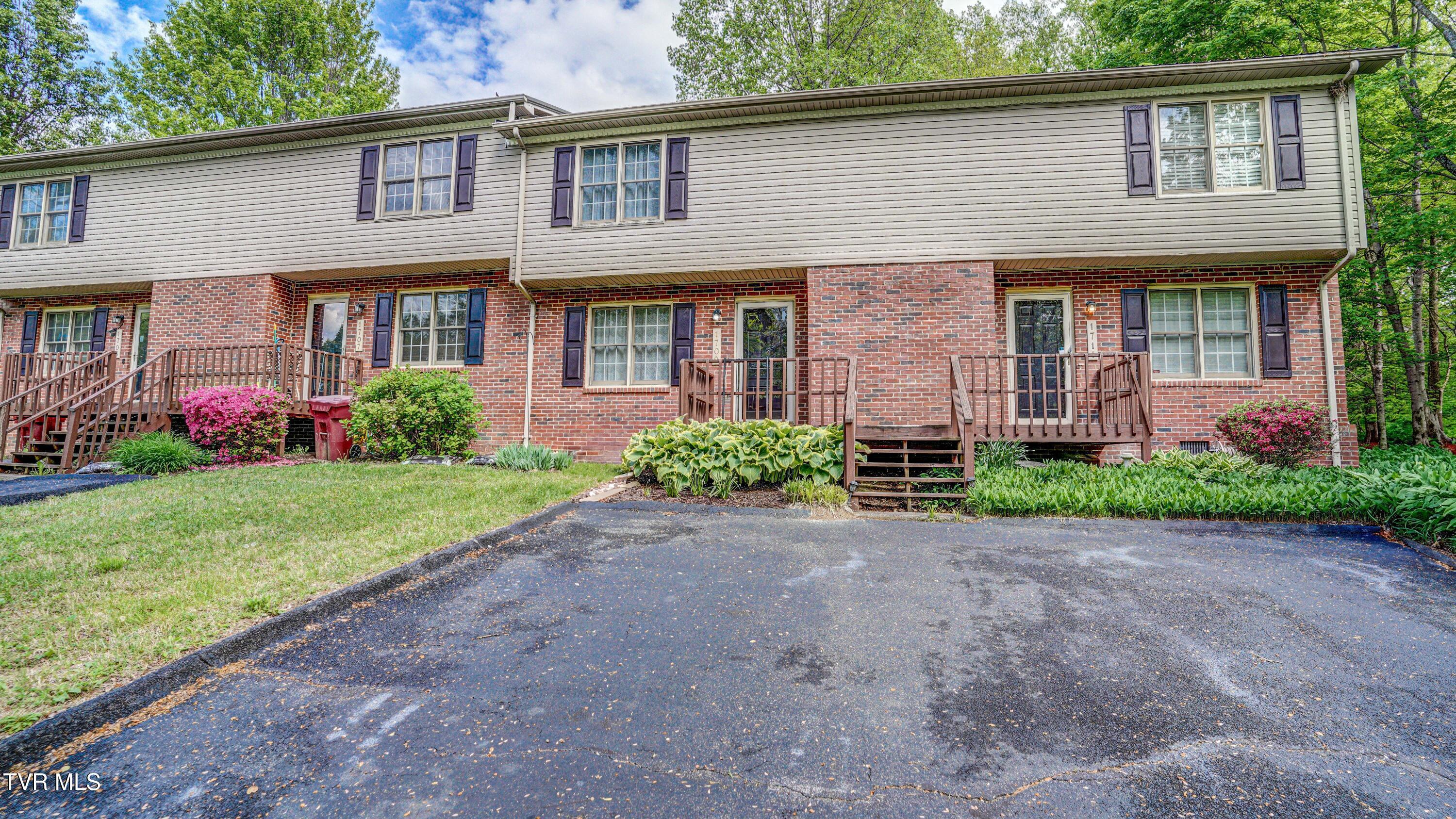 Photo of 2 bed, 2 bath, 1,202 sq ft residential lease at 1709 Herrin Drive