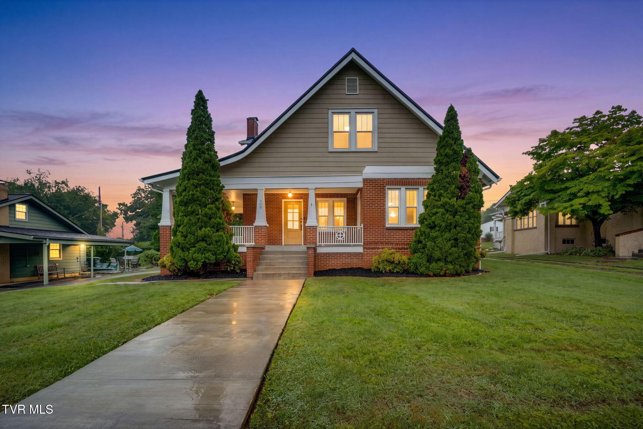 Photo of 5 bed, 3 bath, 3,316 sq ft single family residence at 300 Daytona Place