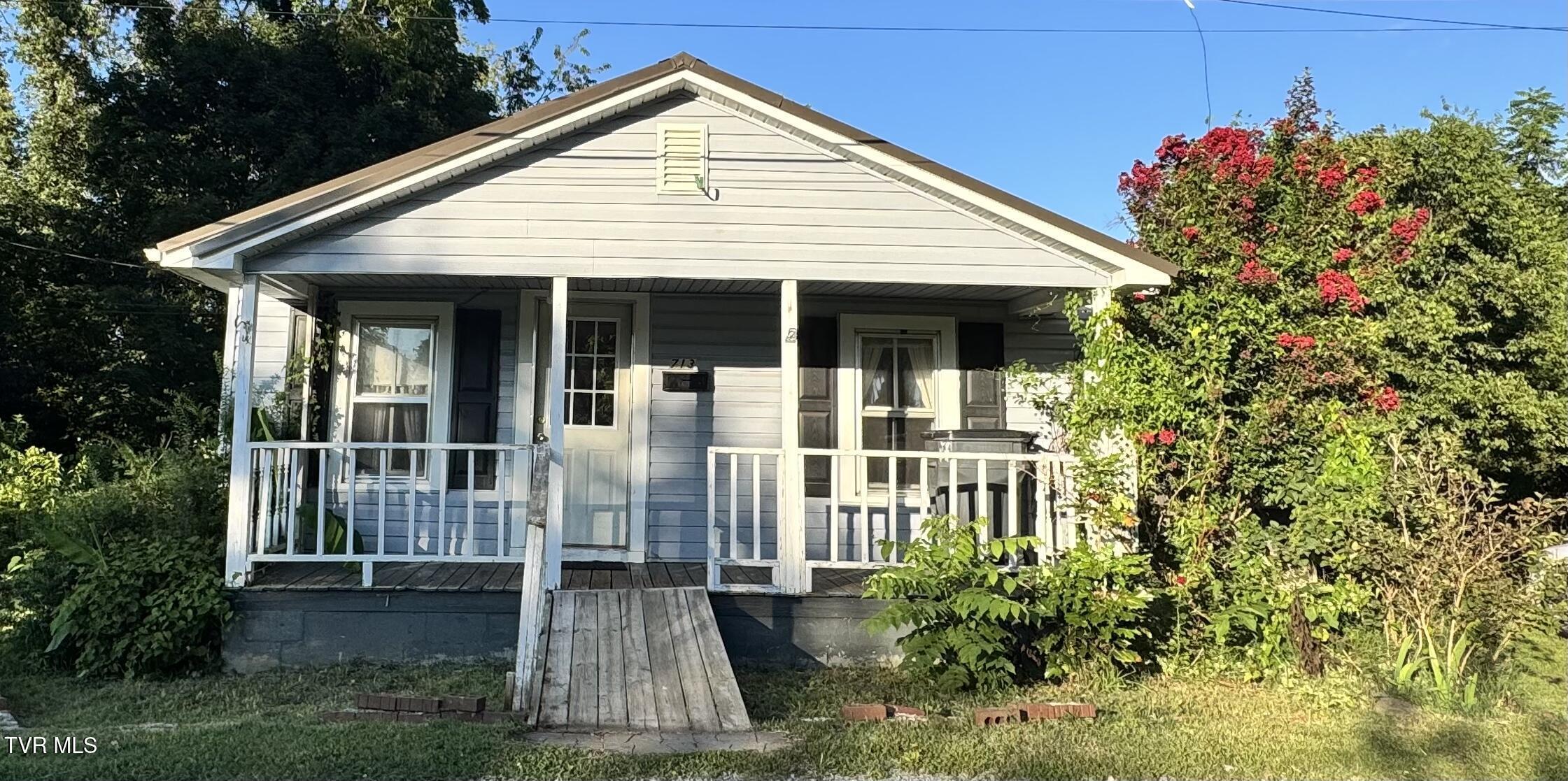 Photo of 1 bed, 1 bath, 656 sq ft single family residence at 713 Rollers Alley