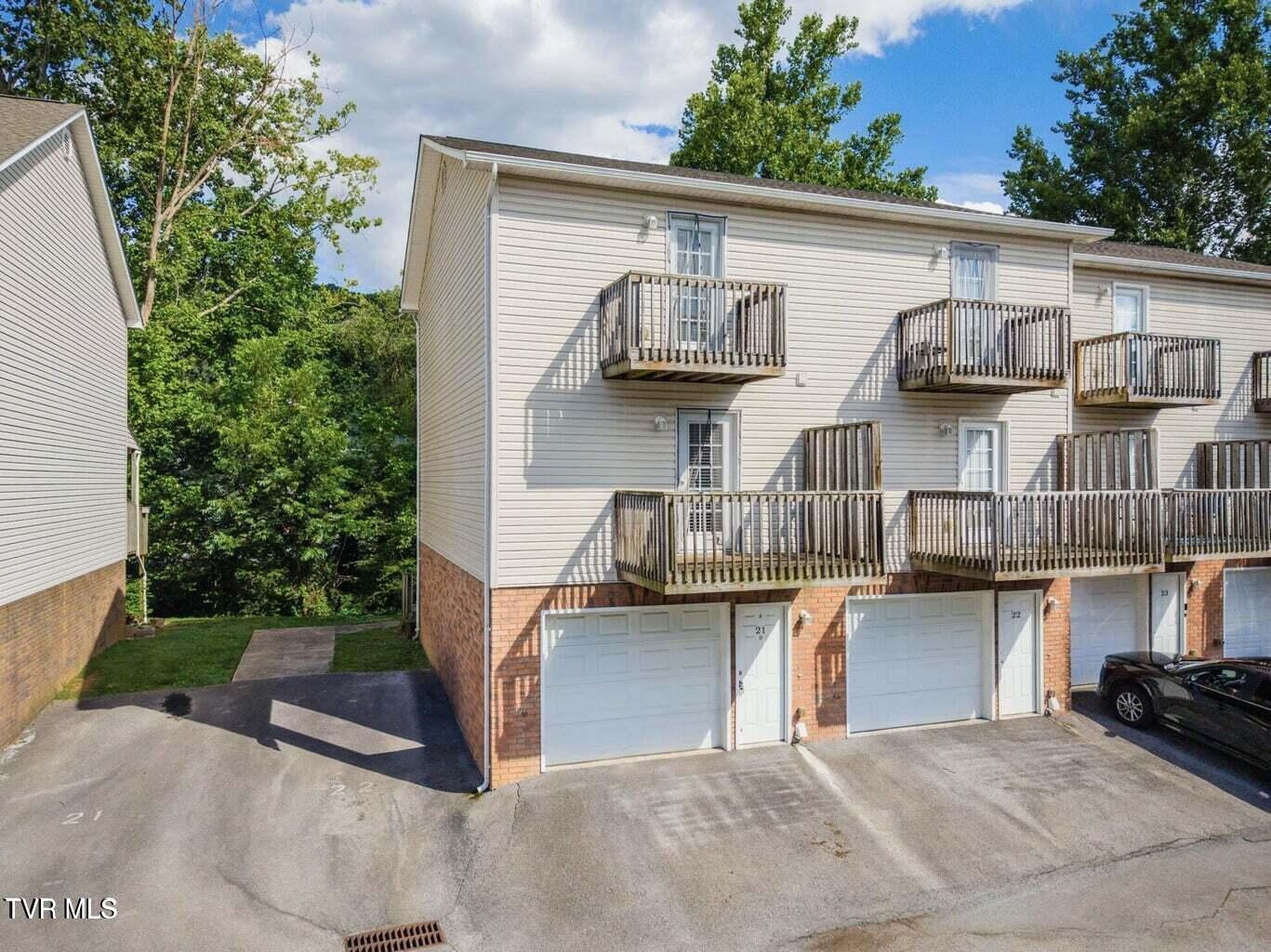 Photo of 2 bed, 3 bath, 1,124 sq ft residential lease at 2305 South Greenwood Drive #Unit 21