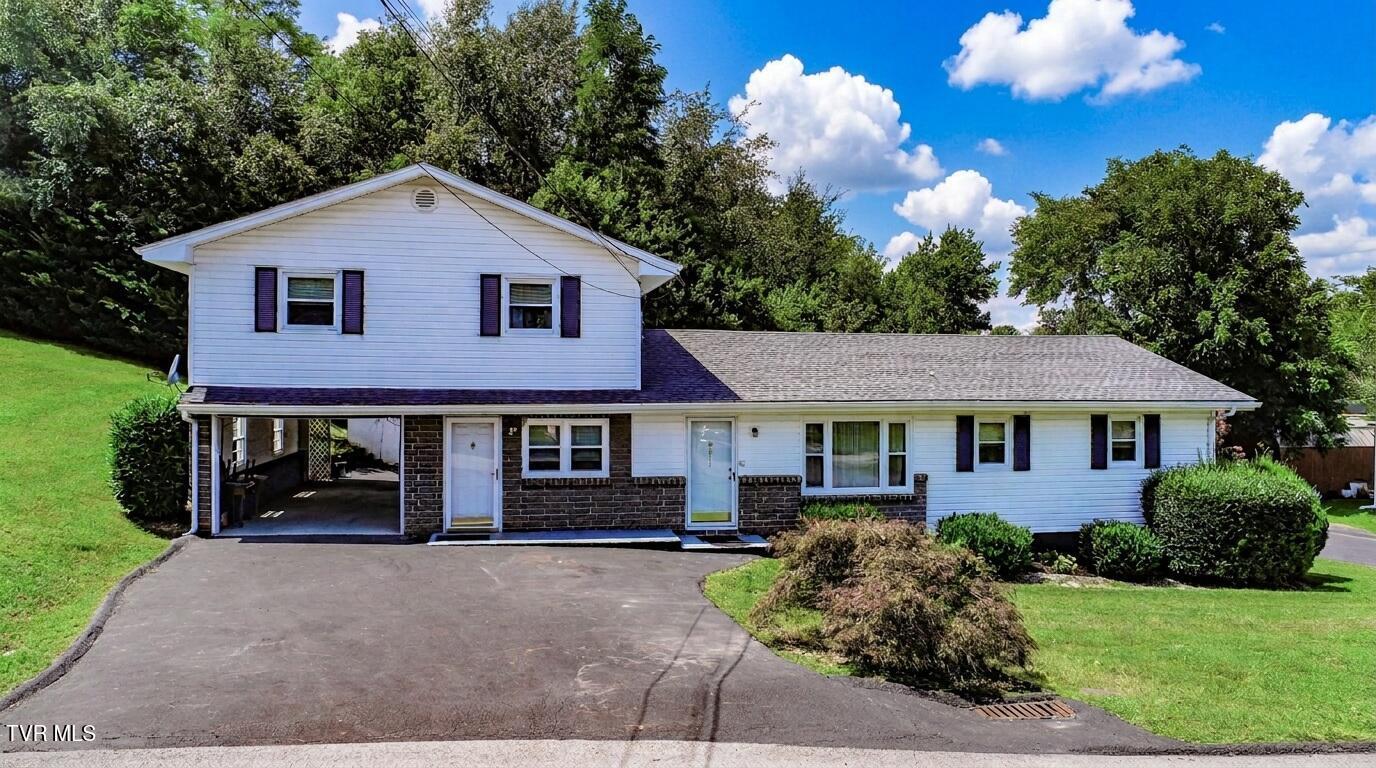 Photo of 5 bed, 2 bath, 2,435 sq ft single family residence at 811 Martine Street