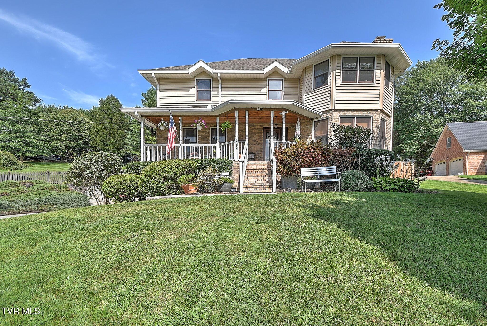 Photo of 5 bed, 4 bath, 3,338 sq ft single family residence at 818 Lizabeth Drive