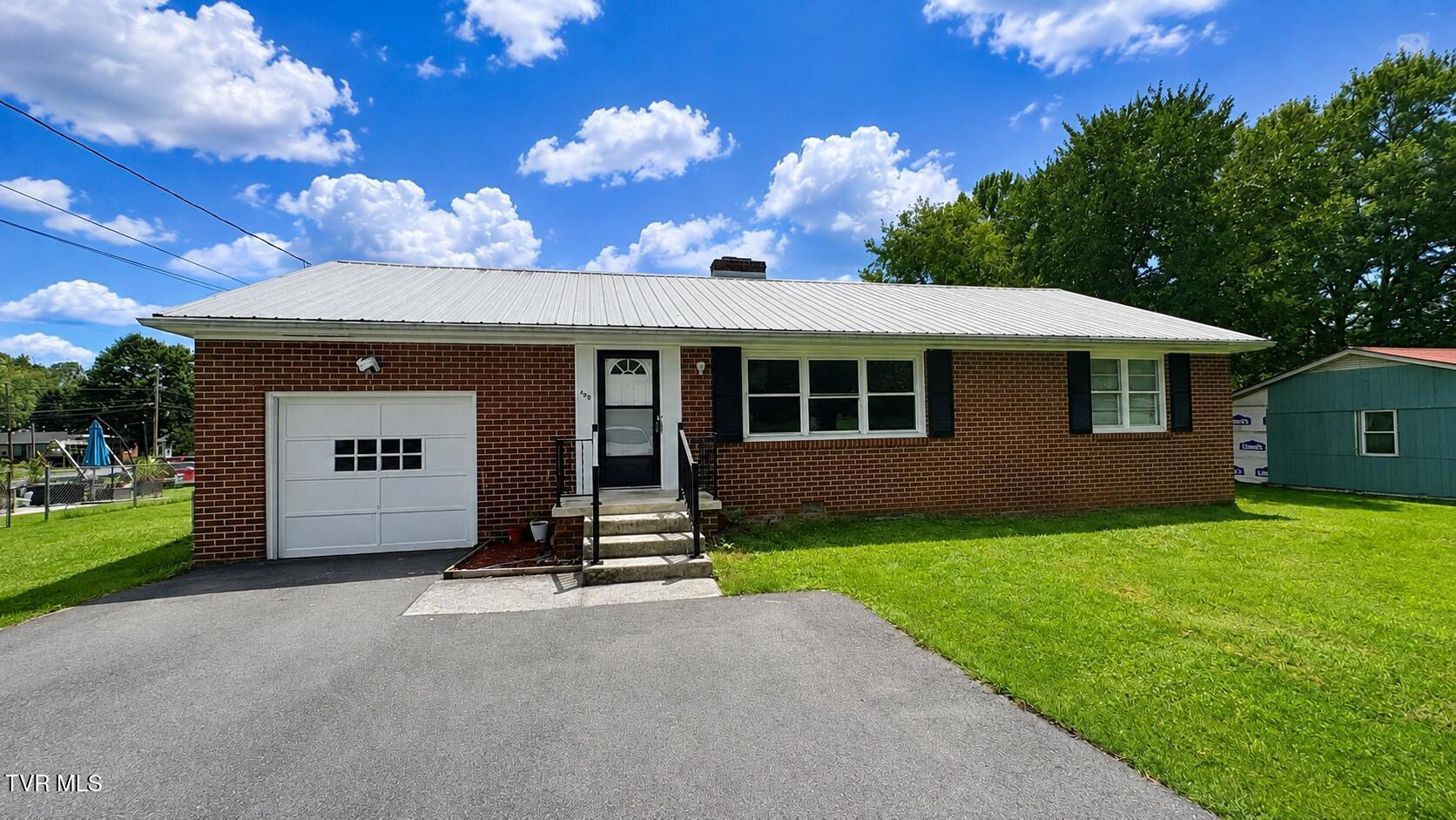 Photo of 3 bed, 2 bath, 1,524 sq ft single family residence at 409 Colonial Heights Road
