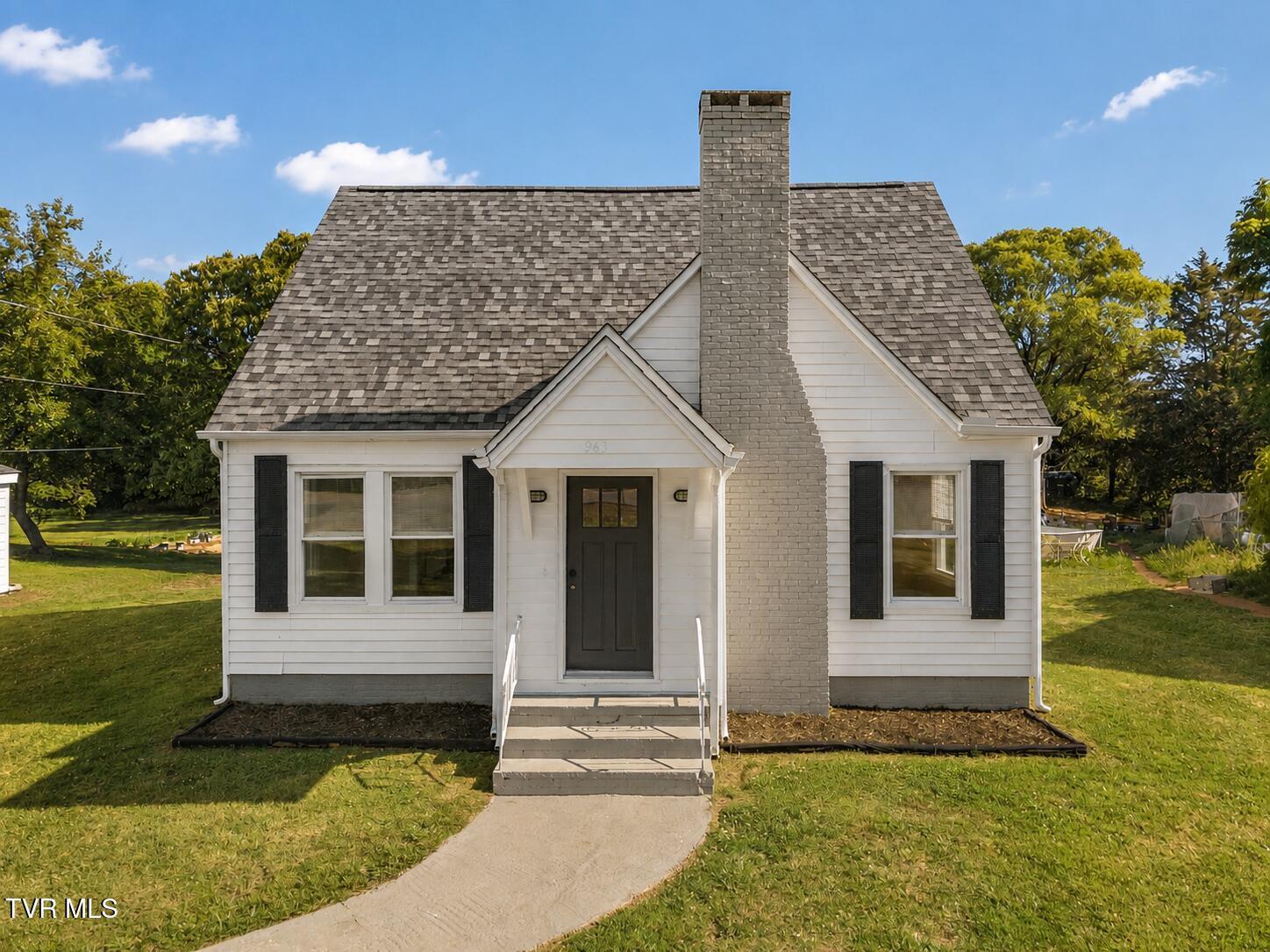 Photo of 3 bed, 1 bath, 1,014 sq ft single family residence at 963 Main Street