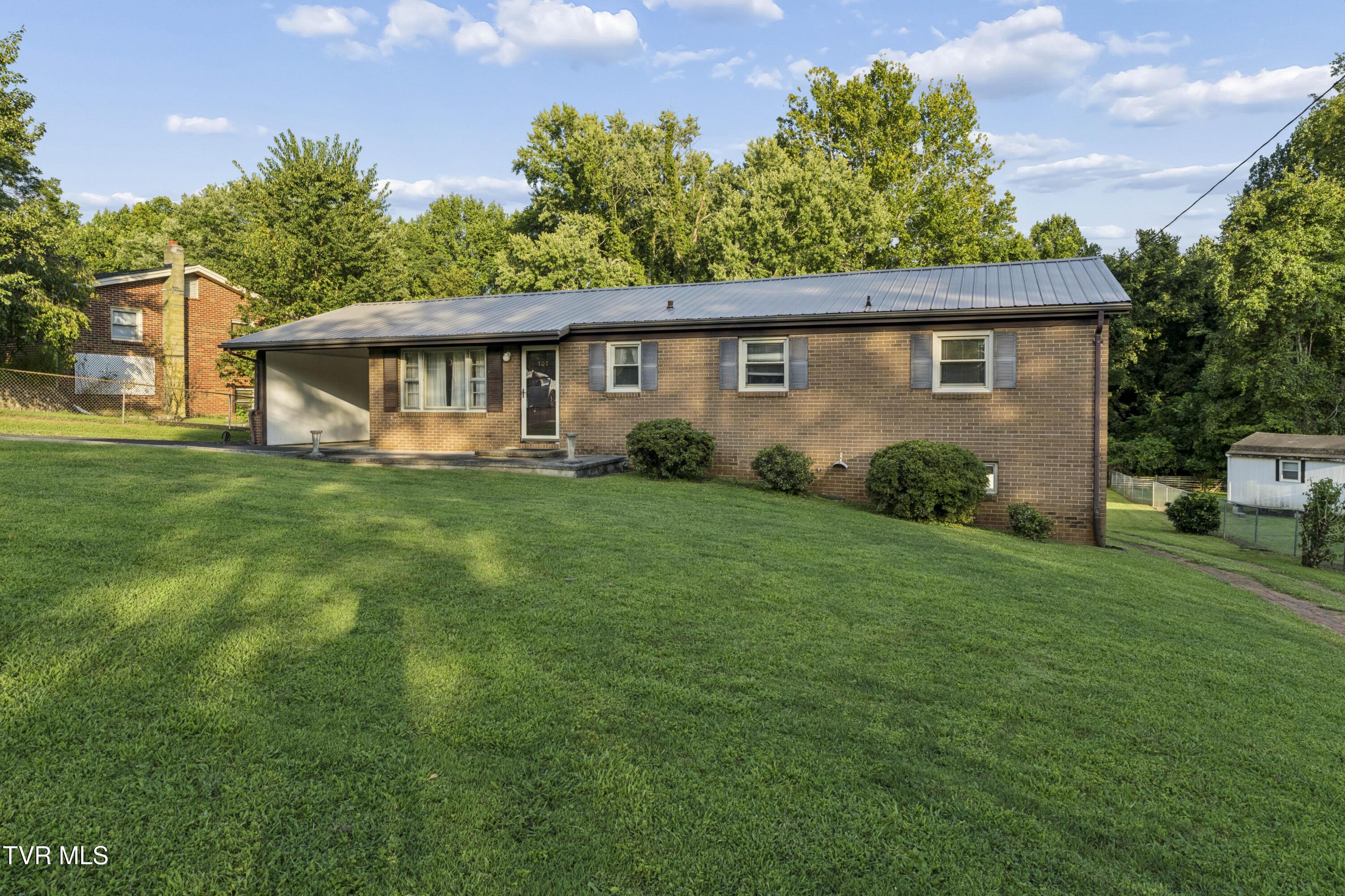 Photo of 3 bed, 2 bath, 1,224 sq ft single family residence at 707 Hilltop Drive
