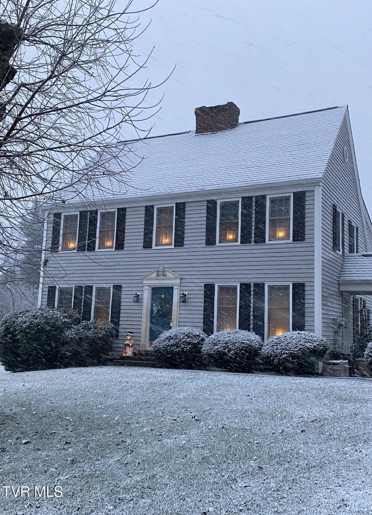 Photo of 4 bed, 2 bath, 3,360 sq ft single family residence at 1325 West Wildwood Drive