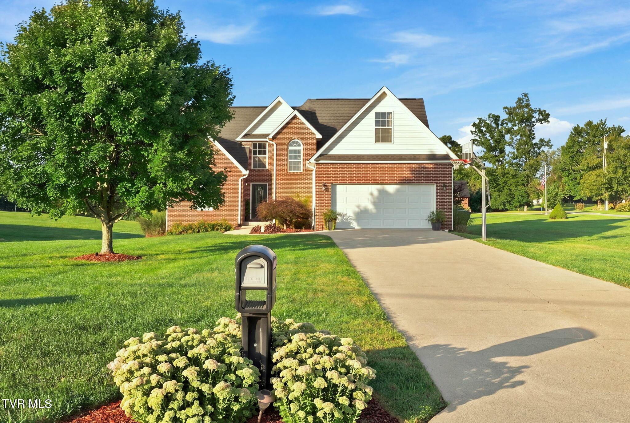 Photo of 3 bed, 3 bath, 2,231 sq ft single family residence at 427 Matthews Mill Road
