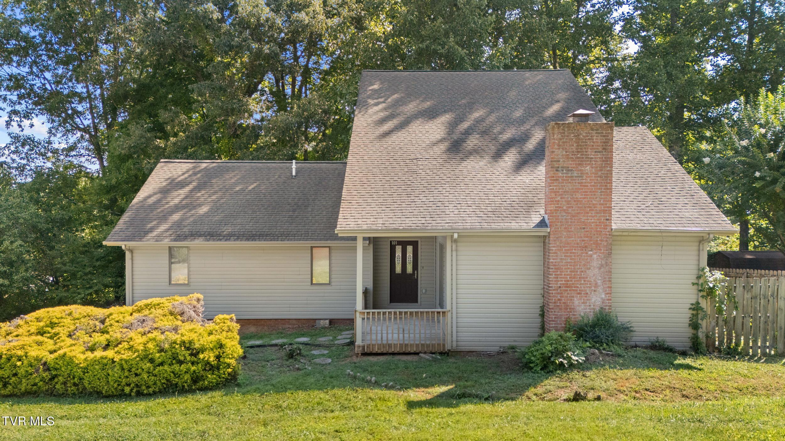 Photo of 3 bed, 2 bath, 1,818 sq ft single family residence at 101 Stanmore Drive