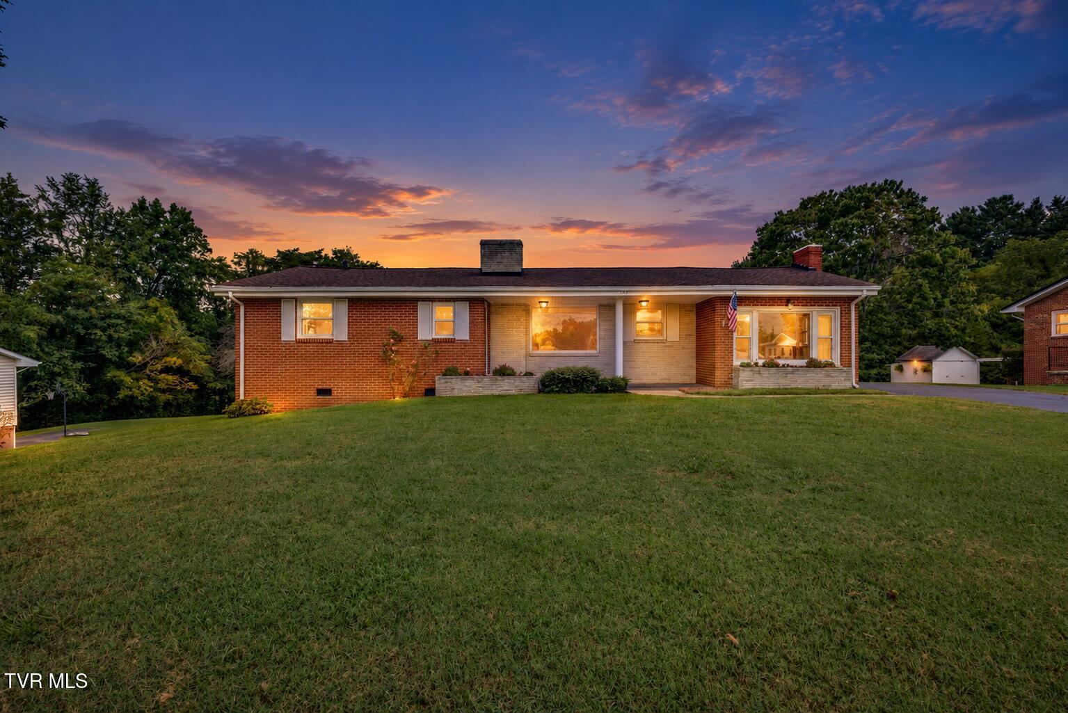 Photo of 3 bed, 1 bath, 1,445 sq ft single family residence at 124 Tall Oak Circle