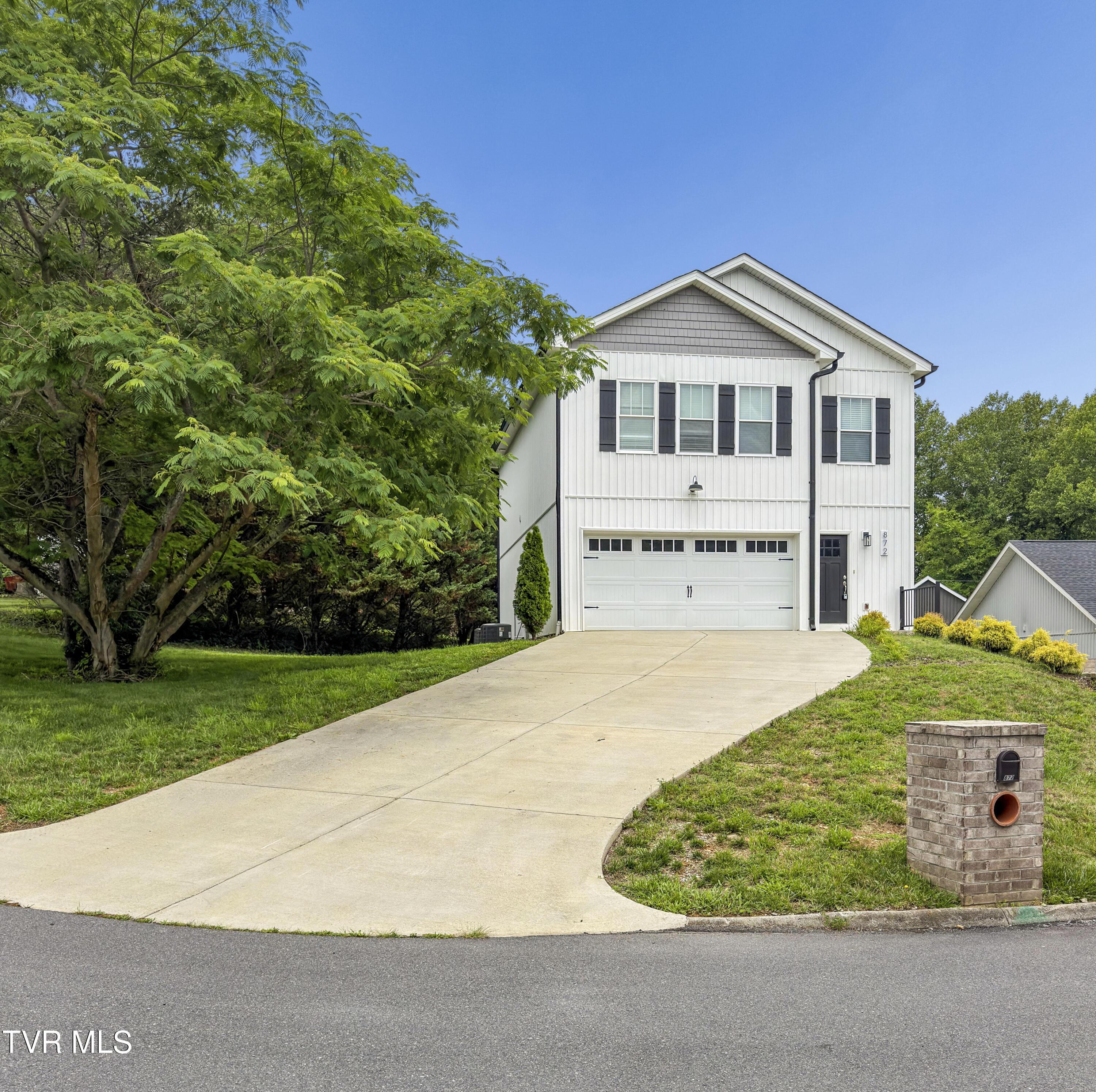 Photo of 3 bed, 3 bath, 2,124 sq ft residential lease at 872 Ava Drive