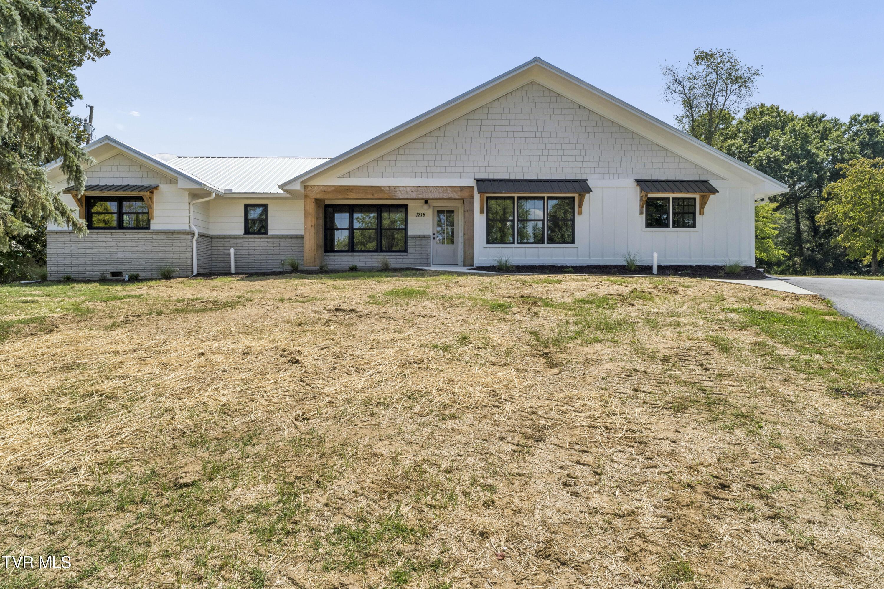 Photo of 4 bed, 3 bath, 2,717 sq ft single family residence at 1315 Lynnwood Drive