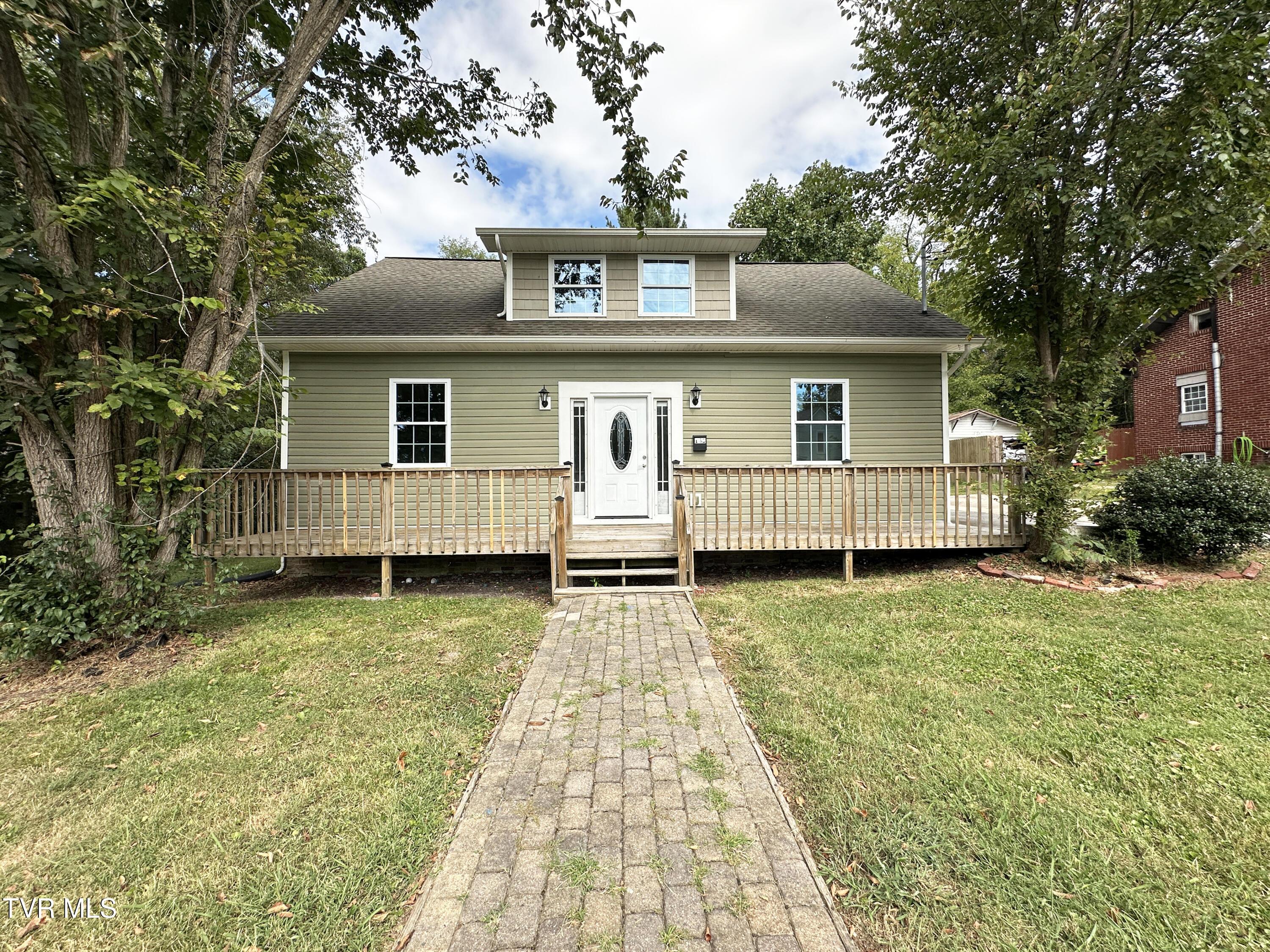 Photo of 4 bed, 3 bath, 2,131 sq ft single family residence at 133 East Highland Road