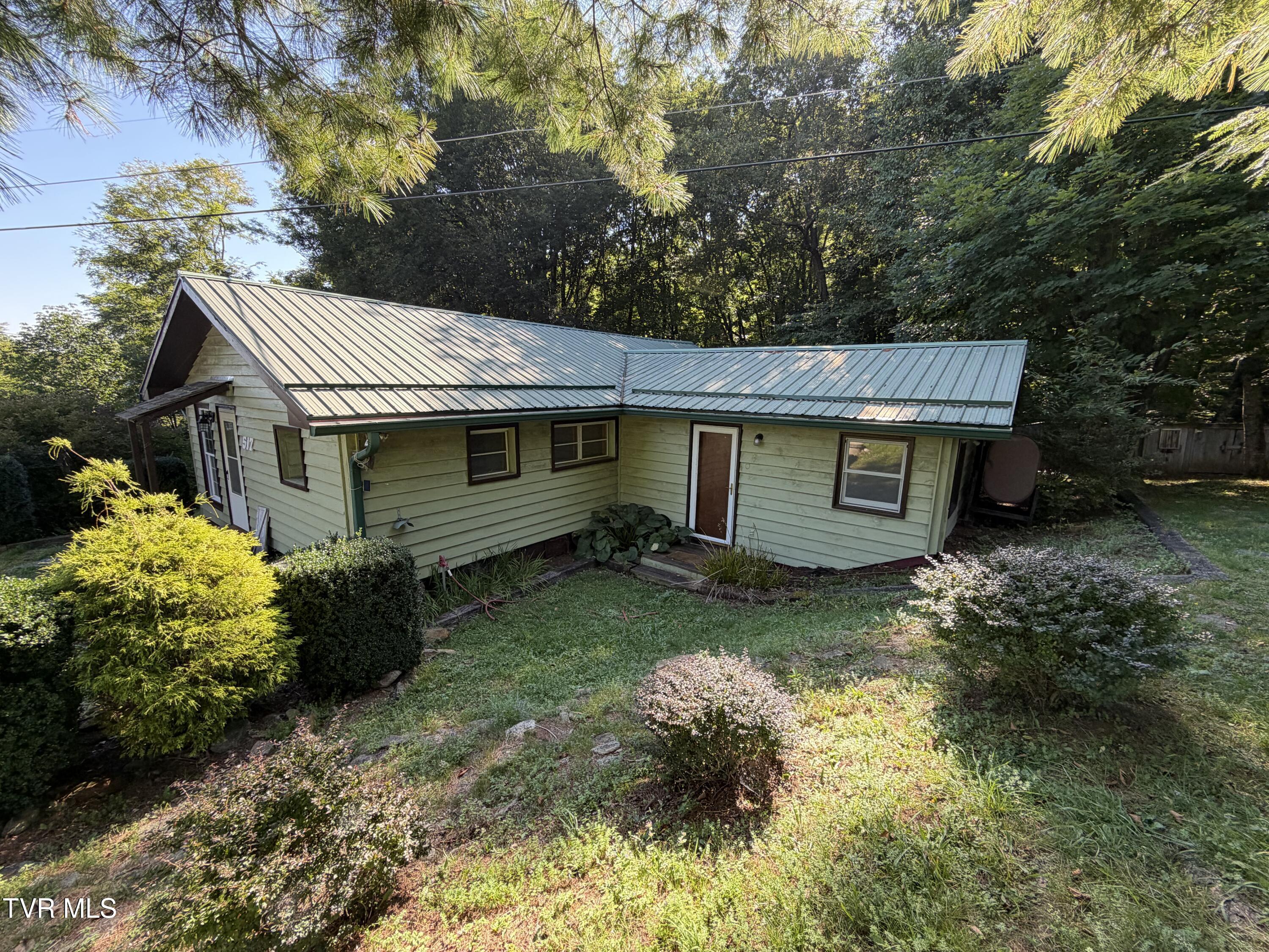 Photo of 3 bed, 2 bath, 1,327 sq ft single family residence at 517 Burbank Road
