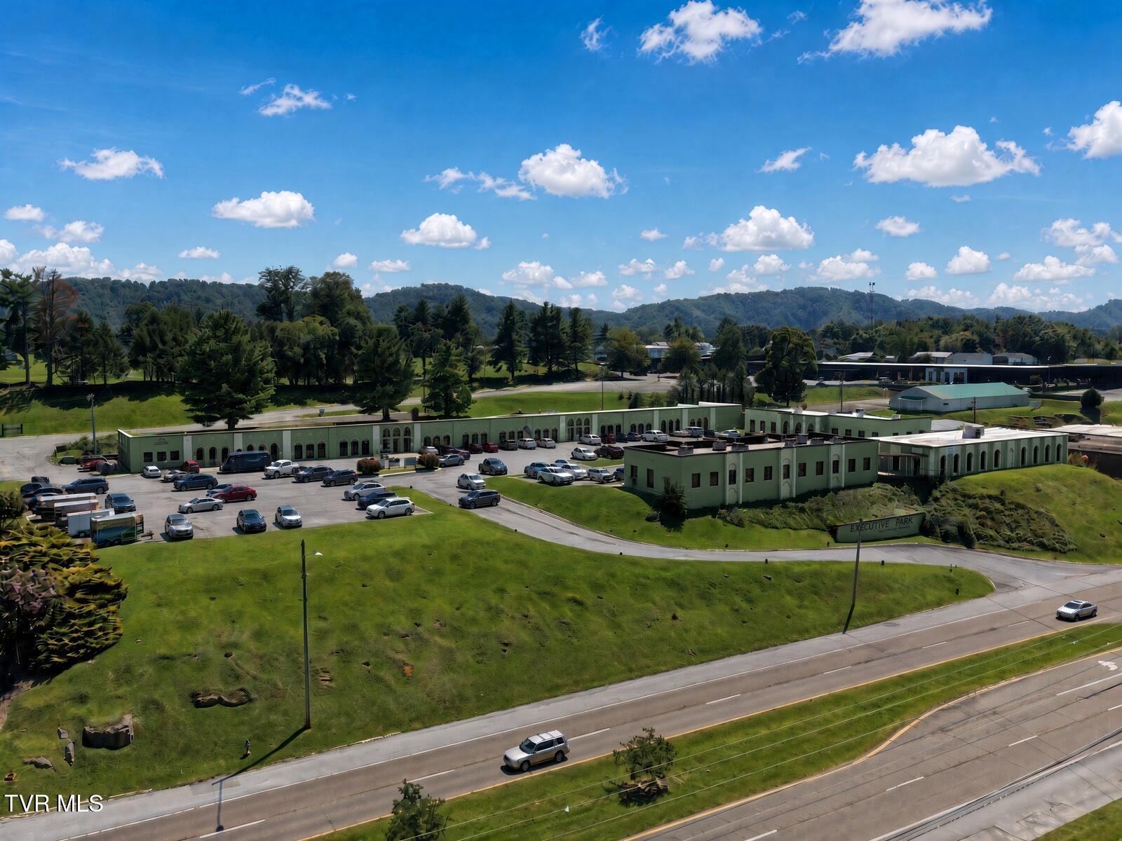Photo of 3,854 sq ft, 5.27 ac commercial lease at 1241 Volunteer Parkway #100-110
