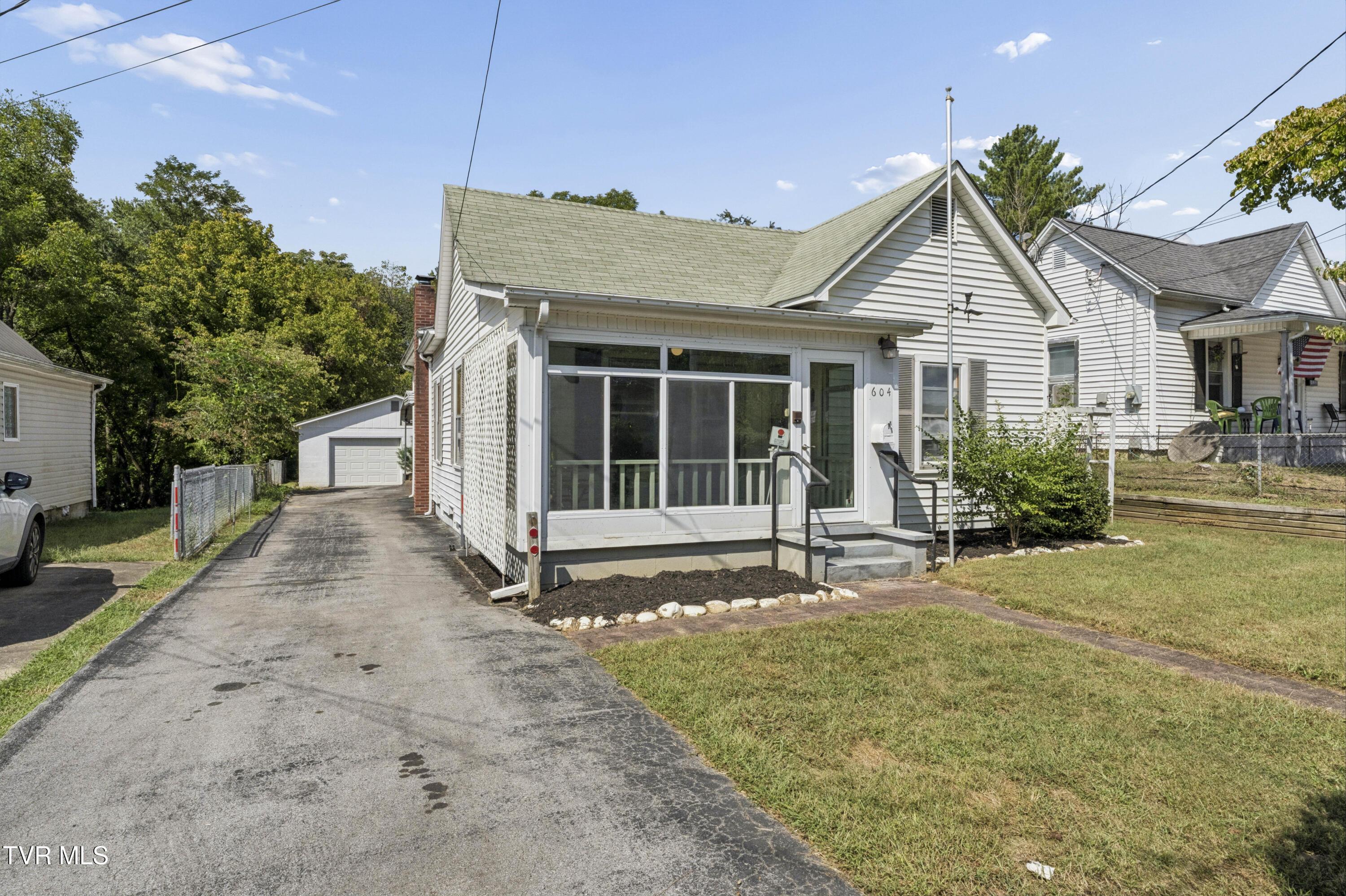 Photo of 3 bed, 1 bath, 1,522 sq ft single family residence at 604 Magnolia Avenue