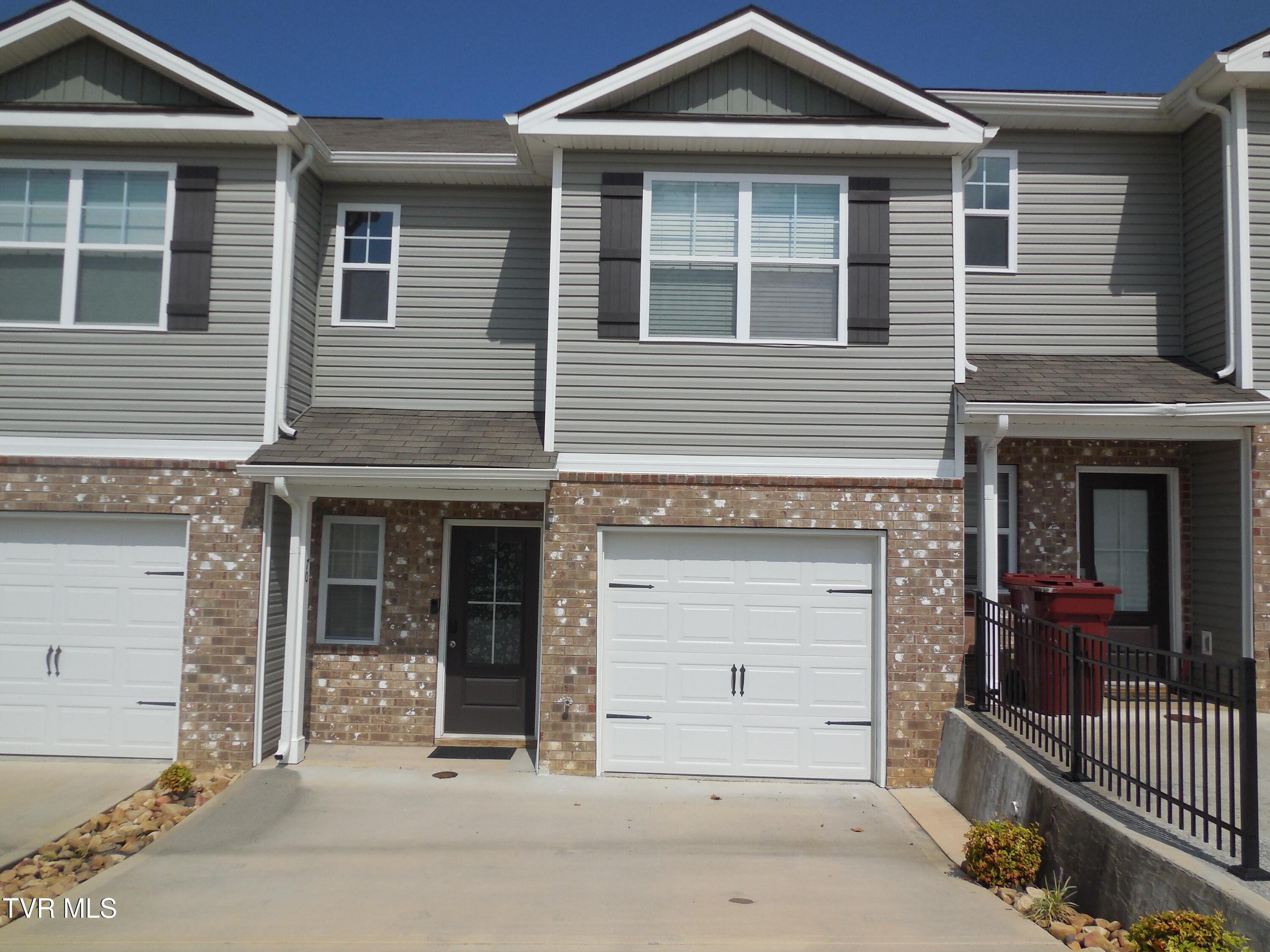 Photo of 3 bed, 3 bath, 1,418 sq ft residential lease at 70 Moon Rock Court #70