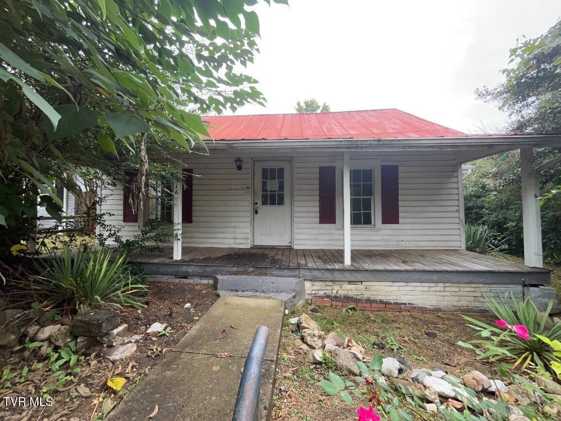 Photo of 2 bed, 2 bath, 1,162 sq ft single family residence at 2516 Westmoreland Avenue