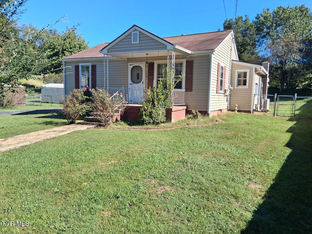 Photo of 2 bed, 1 bath, 1,384 sq ft single family residence at 1001 Barker Street Extension