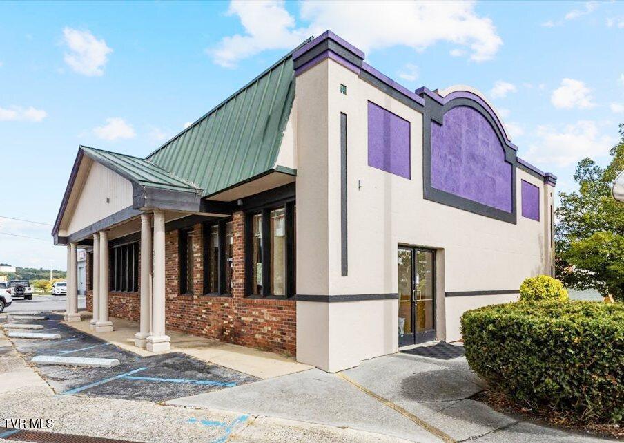 Photo of 8,604 sq ft, 1.41 ac commercial lease at 2608 North Roan Street