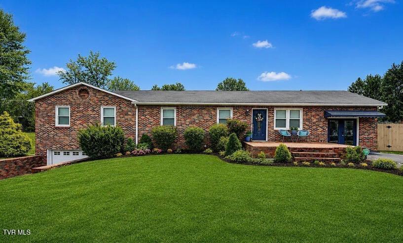 Photo of 5 bed, 2 bath, 3,285 sq ft single family residence at 500 Sunnyvale Drive