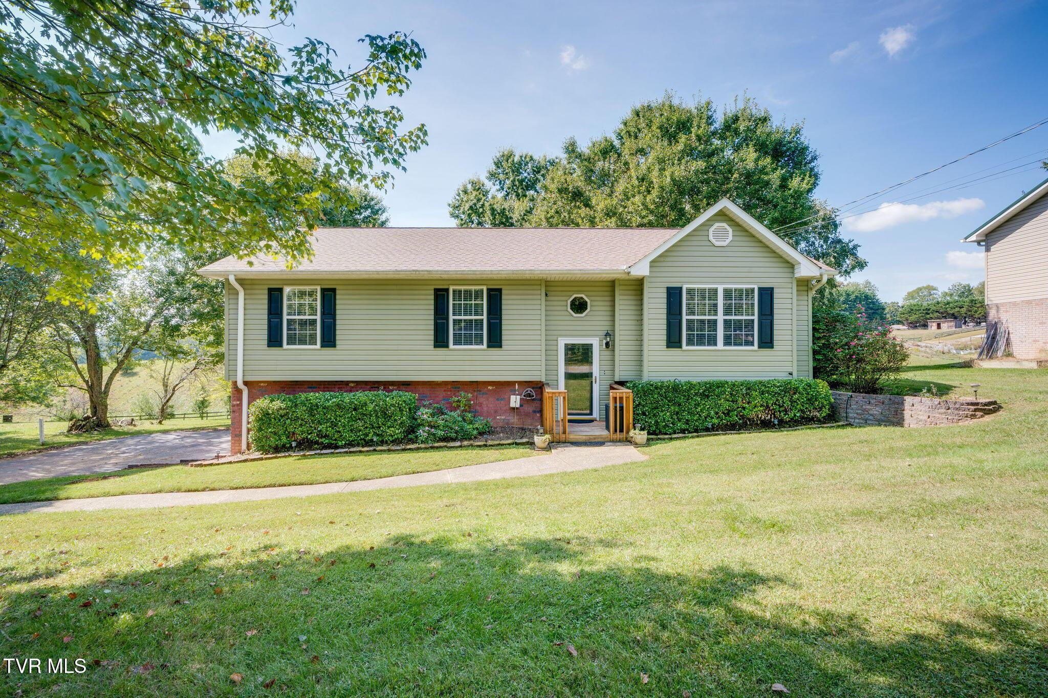 Photo of 4 bed, 3 bath, 1,804 sq ft single family residence at 421 Old Embreeville Road