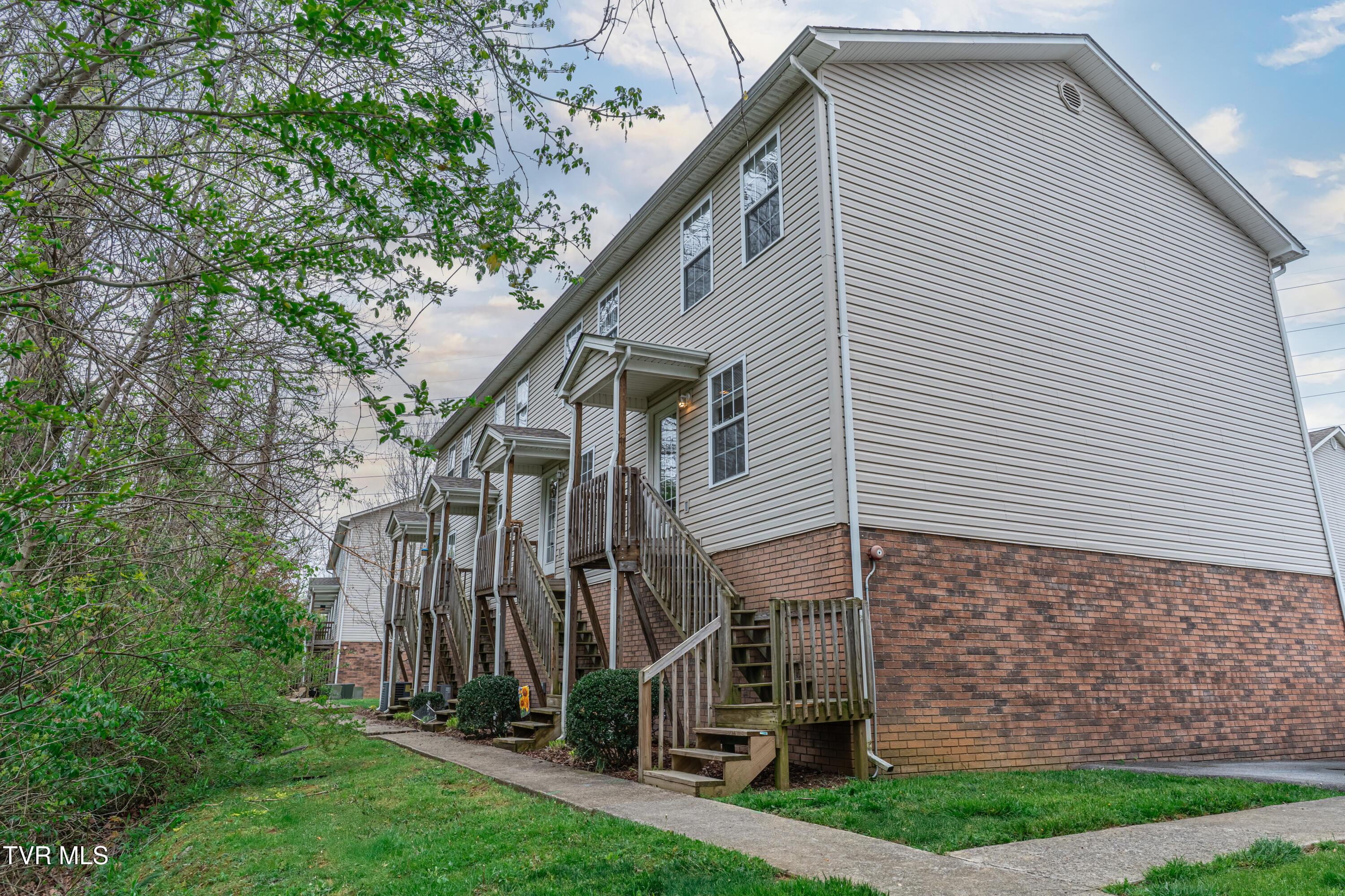Photo of 2 bed, 3 bath, 1,024 sq ft residential lease at 2305 South Greenwood Drive #Apt 25
