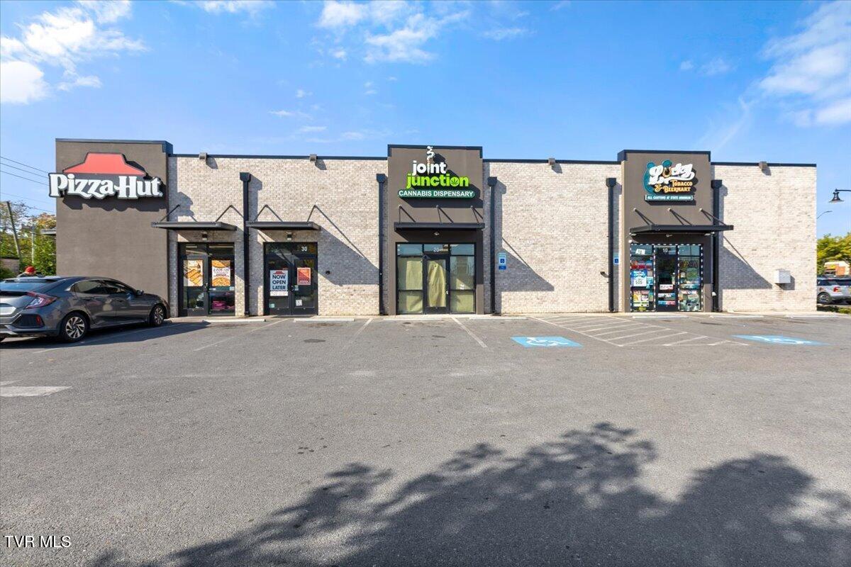 Photo of 1,119 sq ft commercial lease at 827 West Walnut Street #20