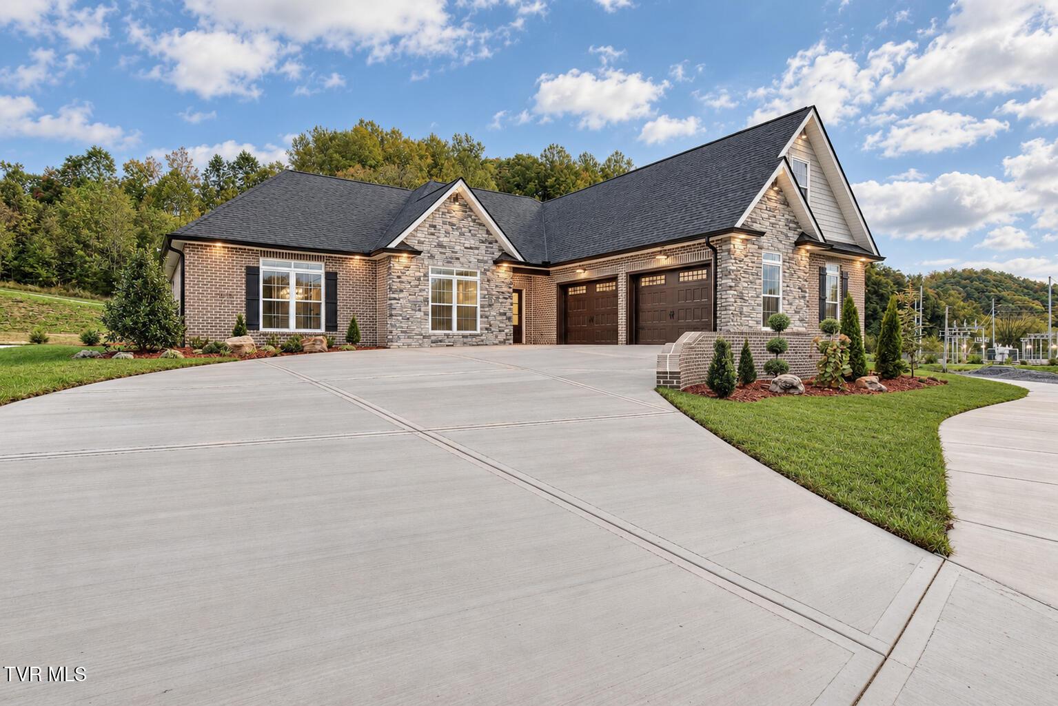 Photo of 4 bed, 4 bath, 2,805 sq ft single family residence at 1418 Hairetown Road