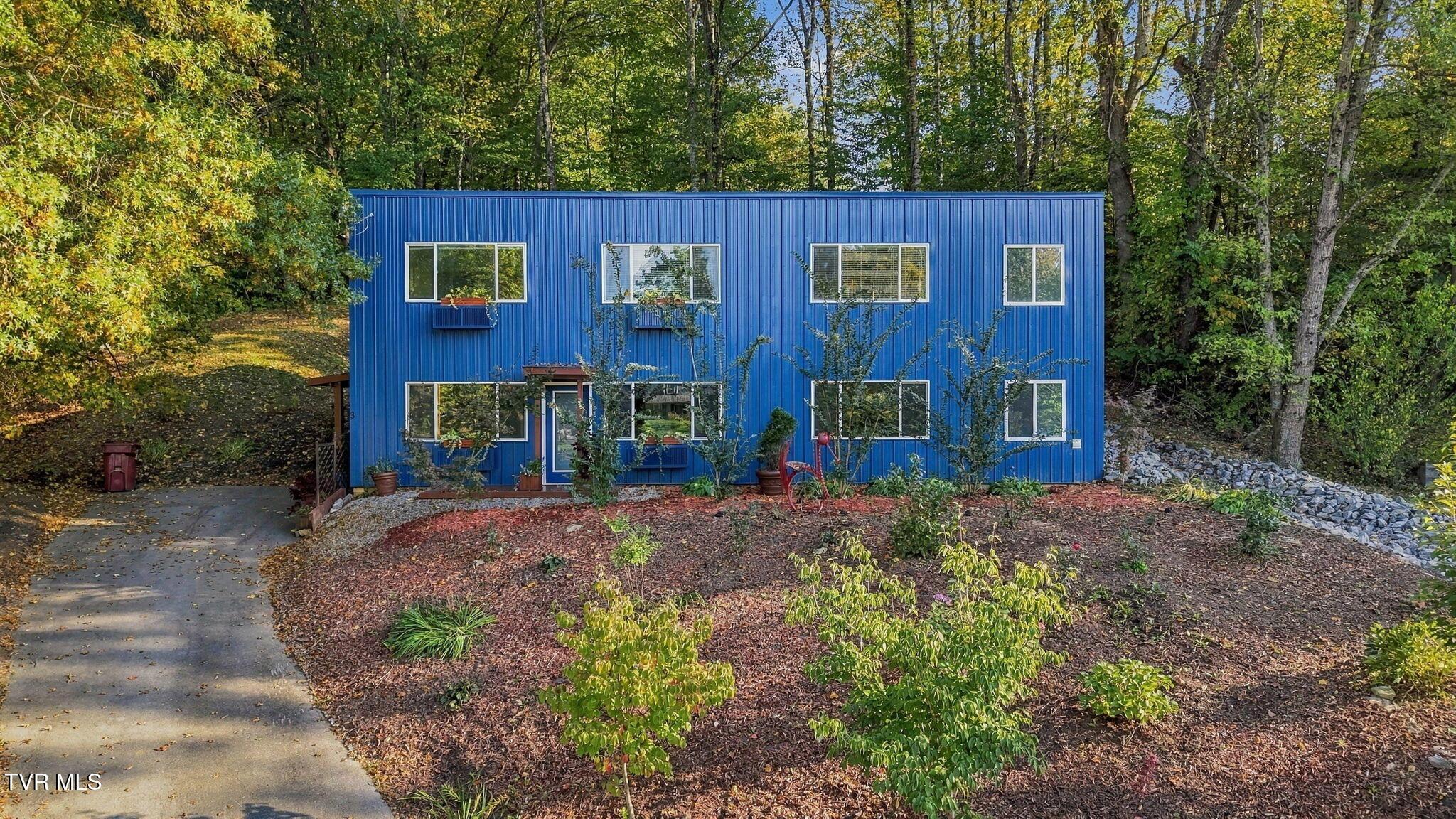 Photo of 4 bed, 4 bath, 3,000 sq ft single family residence at 3 Overlook Court