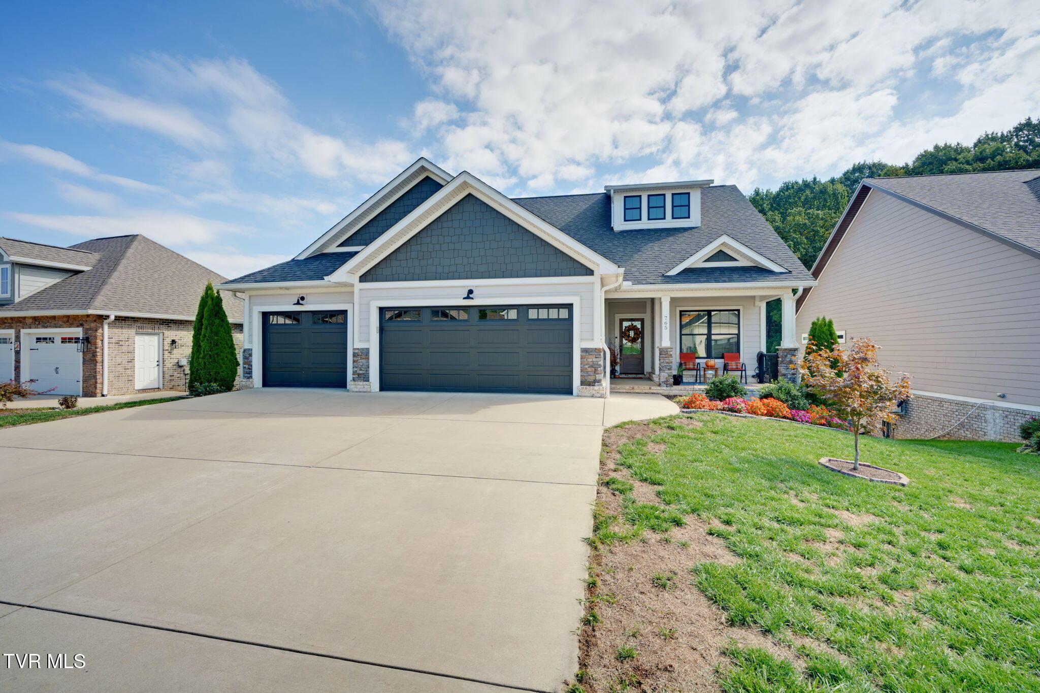 Photo of 4 bed, 3 bath, 2,601 sq ft single family residence at 765 Gardenia Drive