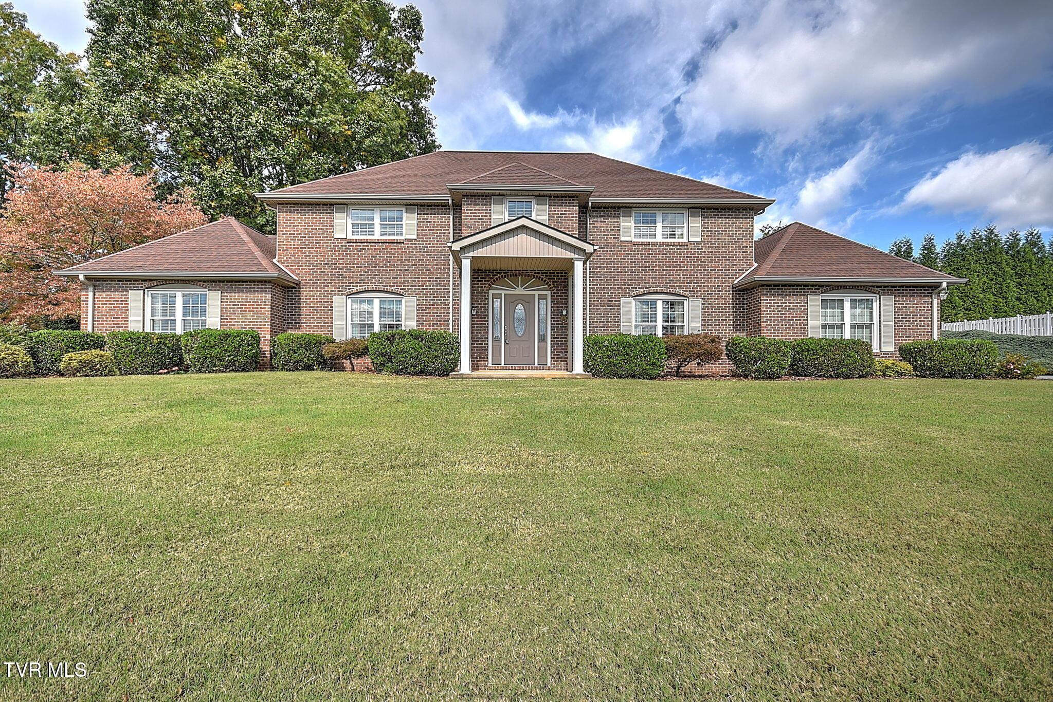 Photo of 5 bed, 3 bath, 3,267 sq ft single family residence at 118 Countryshire Court